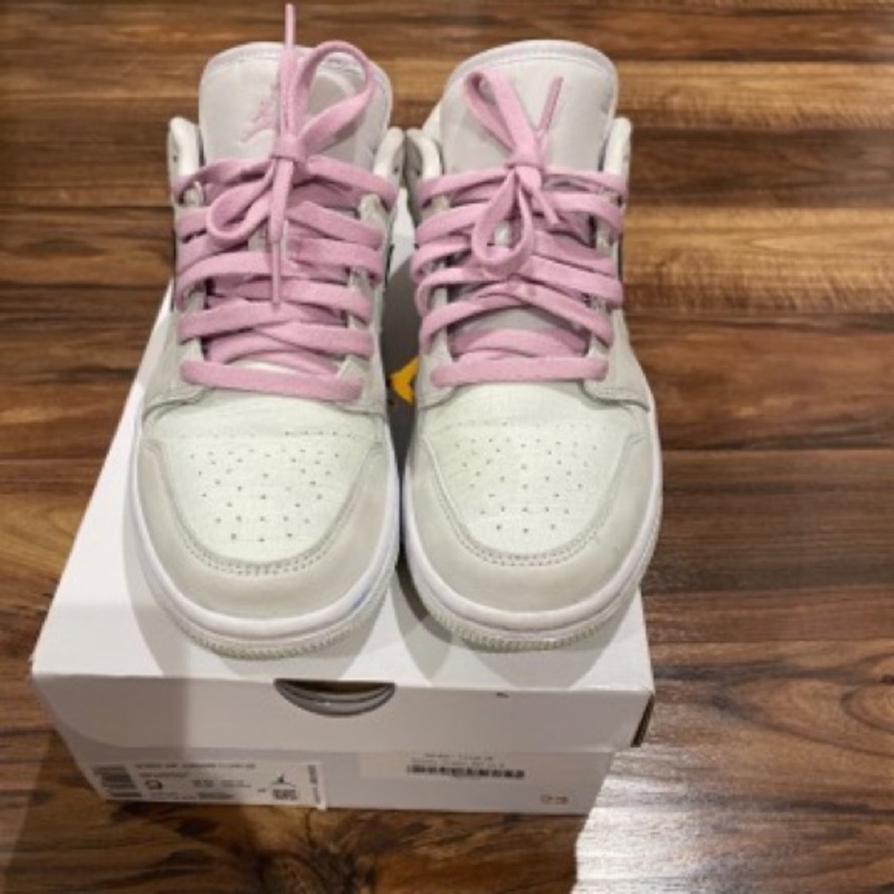 Wmns Air Jordan 1 low “Barley Green”